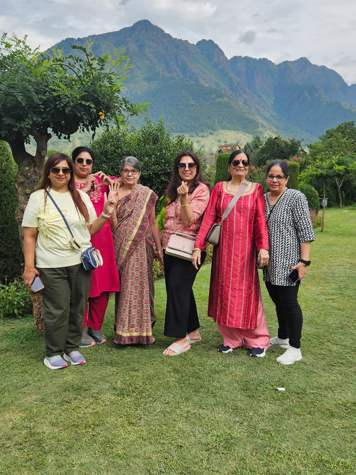 The Best Group Tours for Elderly Parents Who Want to Travel Independently